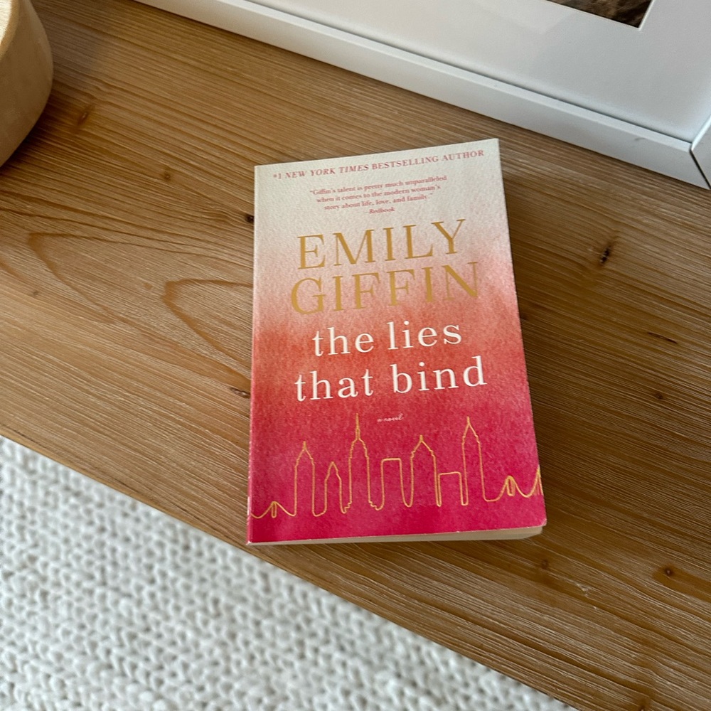 The Lies that Bind by Emily Giffin